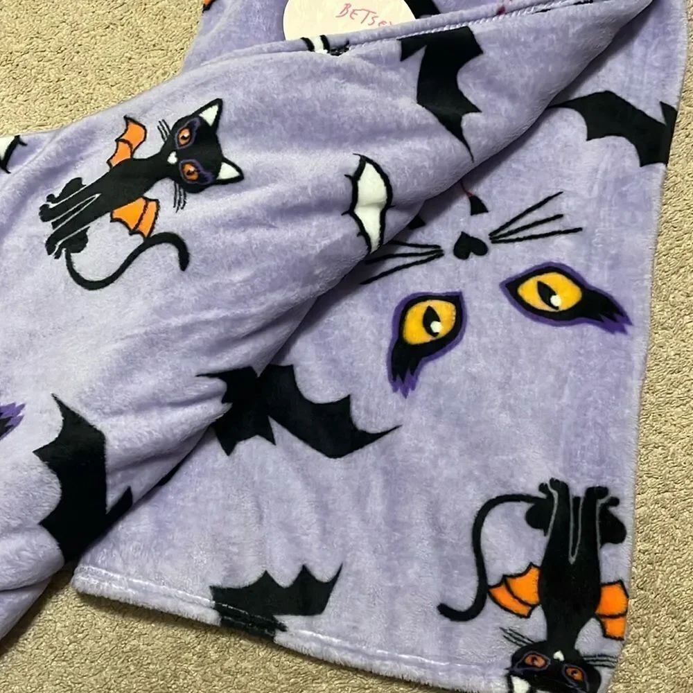 BETSEY JOHNSON ULTRA SOFT PLUSH THROW